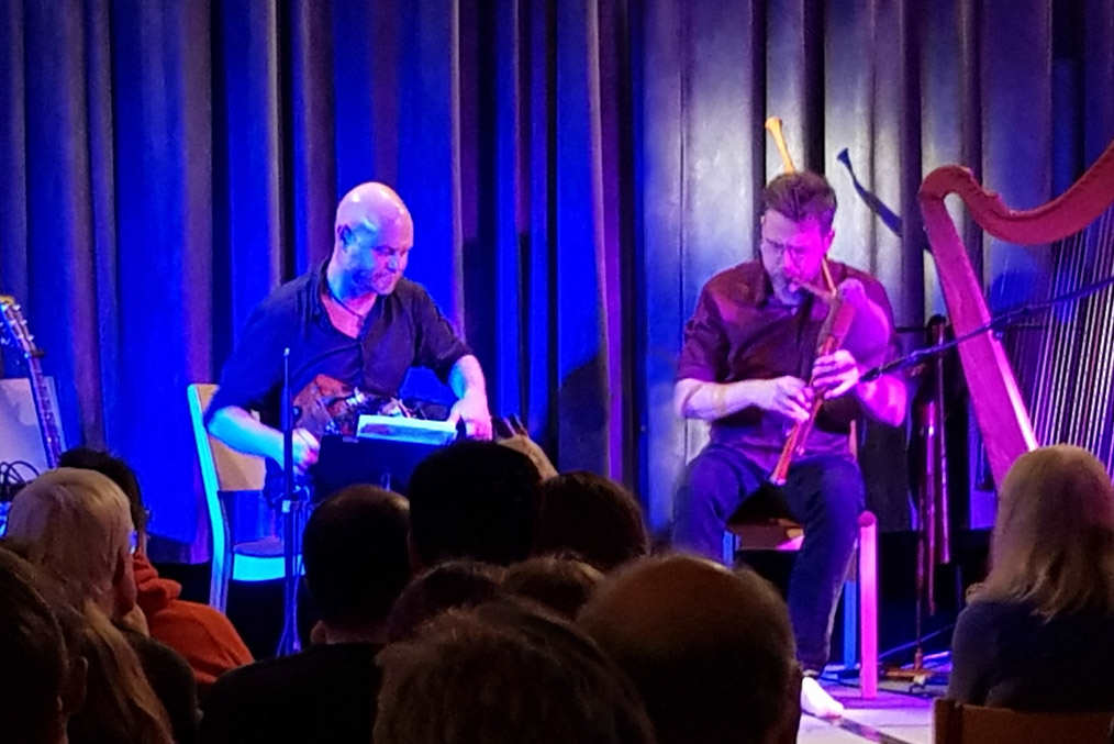 Dråm performing on trio plays a concert