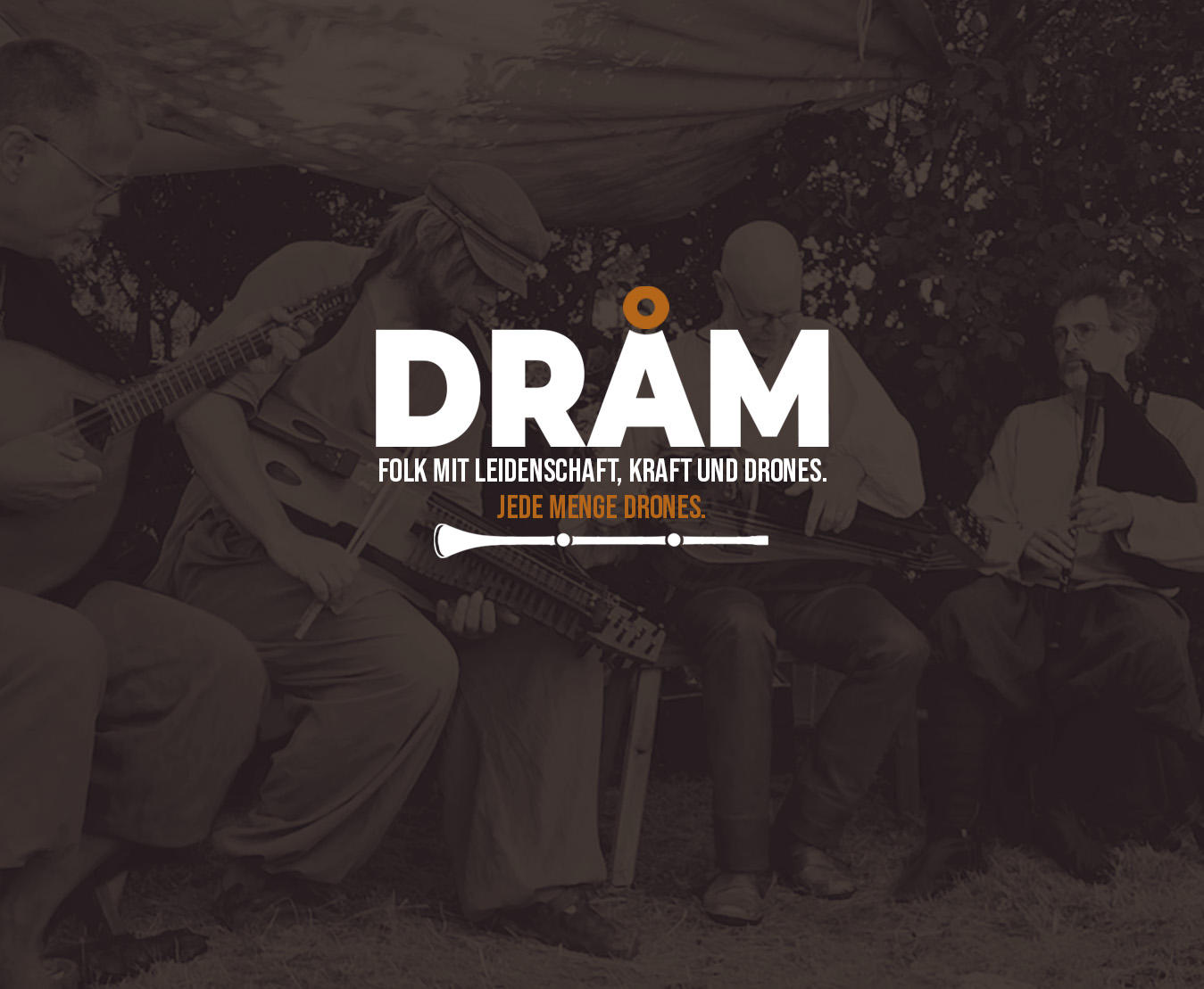 Dråm als Quartett mit Bandlogo