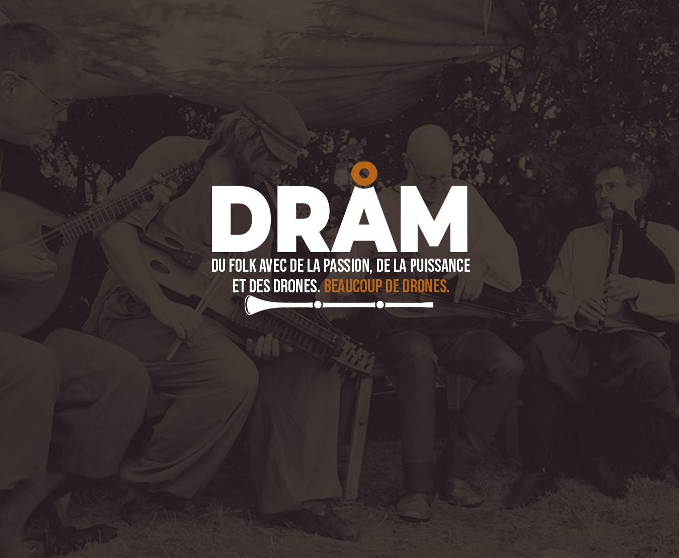 Dråm en quatuor avec le logo du groupe